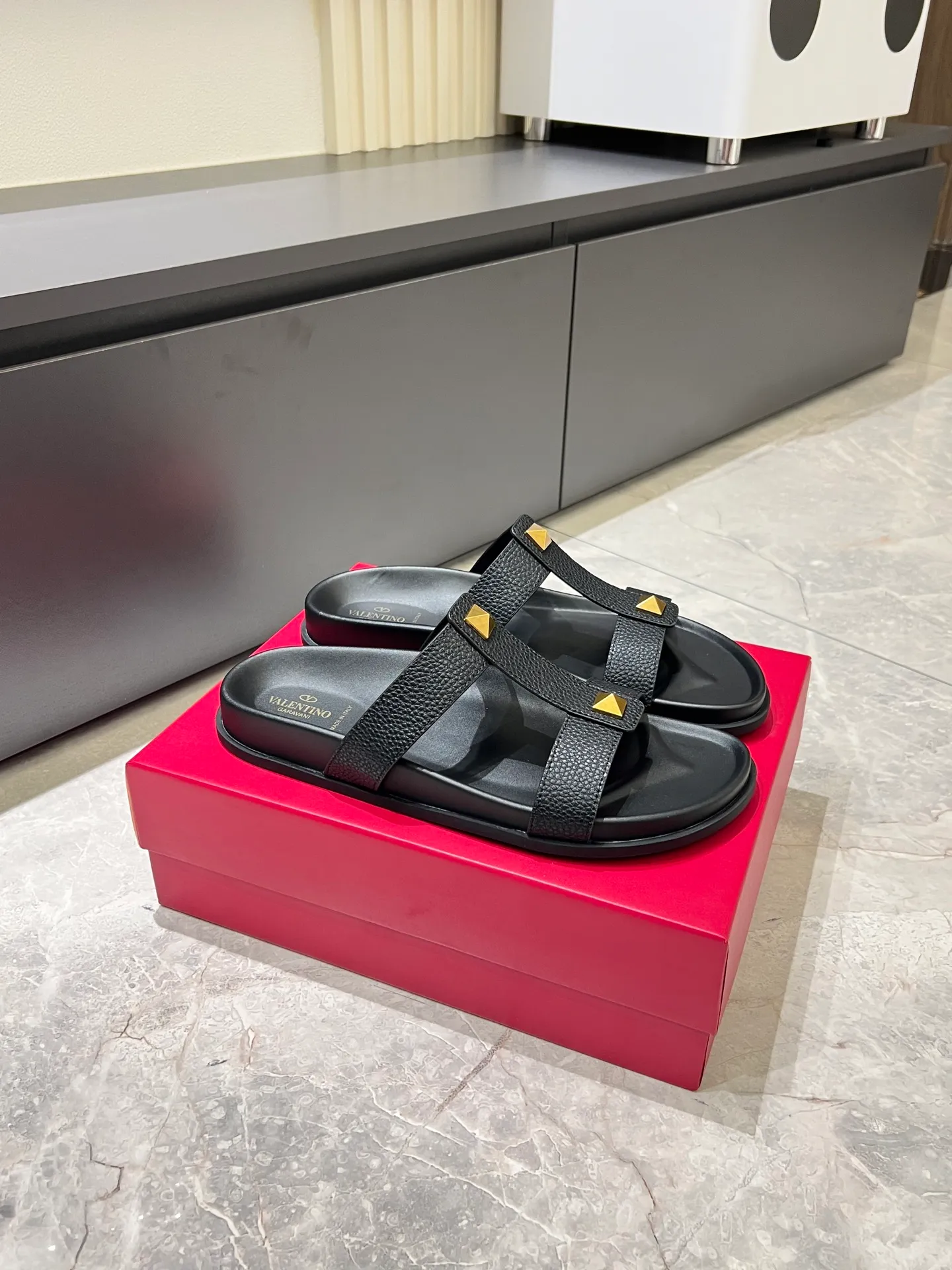 Men's shoes 💰p300 VALENTINO Men's 🧍‍♂️ Spring and summer new style metal logo flat slippers, elegant sandals, the same style worn by celebrities, original molding, imported calfskin. Rubber outsole. Soft and durable, full set of counter packaging size: 39-44 (.45.46 customized)